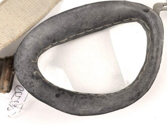 Luftwaffe, Brille für fliegendes Personal. Ungereinigt, guter Gesamtzustand, die beiden Halteschrauben mittig fehlen, dafür ist eine selbstgebastelte montiert
