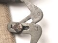 Luftwaffe, Brille für fliegendes Personal. Ungereinigt, guter Gesamtzustand, die beiden Halteschrauben mittig fehlen, dafür ist eine selbstgebastelte montiert