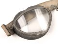 Luftwaffe, Brille für fliegendes Personal. Ungereinigt, guter Gesamtzustand, die beiden Halteschrauben mittig fehlen, dafür ist eine selbstgebastelte montiert