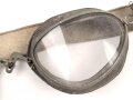 Luftwaffe, Brille für fliegendes Personal. Ungereinigt, guter Gesamtzustand, die beiden Halteschrauben mittig fehlen, dafür ist eine selbstgebastelte montiert