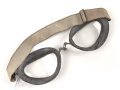 Luftwaffe, Brille für fliegendes Personal. Ungereinigt, guter Gesamtzustand, die beiden Halteschrauben mittig fehlen, dafür ist eine selbstgebastelte montiert