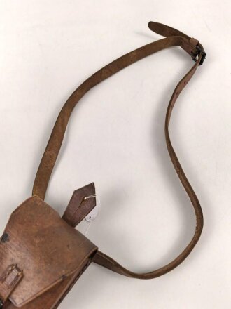 Frankreich ? lederne Tasche an Gurt.