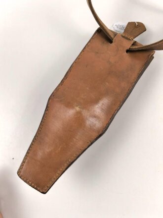 Frankreich ? lederne Tasche an Gurt.