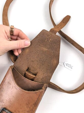 Frankreich ? lederne Tasche an Gurt.