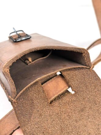 Frankreich ? lederne Tasche an Gurt.
