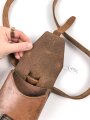Frankreich ? lederne Tasche an Gurt.
