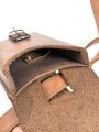 Frankreich ? lederne Tasche an Gurt.