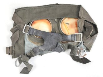 Schutzmaske aus abgeschnittener Volksgasmaske ....