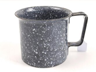 Emaillierte Tasse aus Teil einer Kartusche...