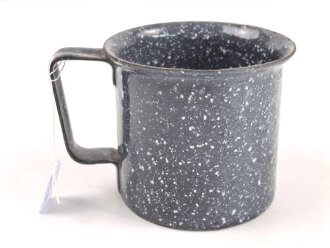Emaillierte Tasse aus Teil einer Kartusche  Gesamthöhe etwa 8,5cm , Nachkriegsprodukt "Schwerter zu Pflugscharen
