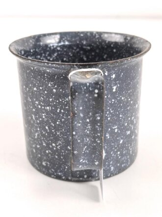 Emaillierte Tasse aus Teil einer Kartusche  Gesamthöhe etwa 8,5cm , Nachkriegsprodukt "Schwerter zu Pflugscharen