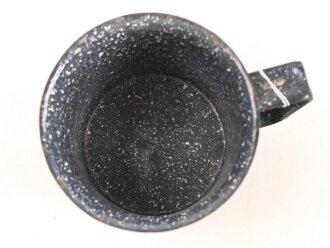 Emaillierte Tasse aus Teil einer Kartusche  Gesamthöhe etwa 8,5cm , Nachkriegsprodukt "Schwerter zu Pflugscharen