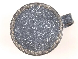 Emaillierte Tasse aus Teil einer Kartusche  Gesamthöhe etwa 8,5cm , Nachkriegsprodukt "Schwerter zu Pflugscharen