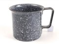 Emaillierte Tasse aus Teil einer Kartusche  Gesamthöhe etwa 8,5cm , Nachkriegsprodukt "Schwerter zu Pflugscharen