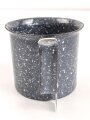 Emaillierte Tasse aus Teil einer Kartusche  Gesamthöhe etwa 8,5cm , Nachkriegsprodukt "Schwerter zu Pflugscharen