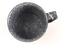 Emaillierte Tasse aus Teil einer Kartusche  Gesamthöhe etwa 8,5cm , Nachkriegsprodukt "Schwerter zu Pflugscharen