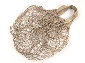 Einkaufsnetz aus Tarnnetz.   Gesamthöhe ohne "Griffe " etwa 34cmcm , Nachkriegsprodukt "Schwerter zu Pflugscharen "