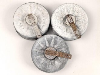 Konvolut Nachkriegsverwendungen von Wehrmachtsmaterial. Zum Teil leicht defekt oder unklar aus was die Teile gefertigt wurden.