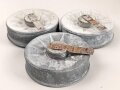 Konvolut Nachkriegsverwendungen von Wehrmachtsmaterial. Zum Teil leicht defekt oder unklar aus was die Teile gefertigt wurden.