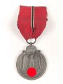 Medaille Winterschlacht im Osten, Hersteller 4 im Bandring für Steinhauer & Lück. Am Band