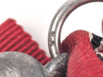 Medaille Winterschlacht im Osten, Hersteller 1 im Bandring für Deschler & Sohn. Am Band