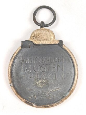 Medaille Winterschlacht im Osten, Hersteller 61 im Bandring für Rudolf A. Karnath & Sohn, Gablonz. Band beiliegend