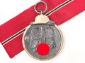 Medaille Winterschlacht im Osten, Hersteller 61 im Bandring für Rudolf A. Karnath & Sohn, Gablonz. Band beiliegend