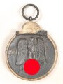 Medaille Winterschlacht im Osten, Hersteller 61 im Bandring für Rudolf A. Karnath & Sohn, Gablonz. Band beiliegend