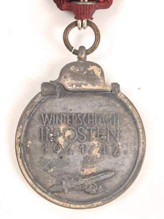 Medaille Winterschlacht im Osten, kein Hersteller im Bandring, am Dreiecksband ( Österreichische Trageweise )