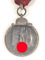 Medaille Winterschlacht im Osten, kein Hersteller im Bandring, am Dreiecksband ( Österreichische Trageweise )