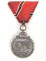 Medaille Winterschlacht im Osten, kein Hersteller im Bandring, am Dreiecksband ( Österreichische Trageweise )
