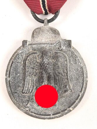 Medaille Winterschlacht im Osten, kein Hersteller im Bandring, ungereinigtes Stück  am Band