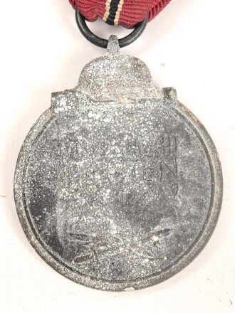Medaille Winterschlacht im Osten, kein Hersteller im Bandring, ungereinigtes Stück  am Band