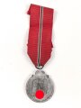 Medaille Winterschlacht im Osten, kein Hersteller im Bandring, ungereinigtes Stück  am Band