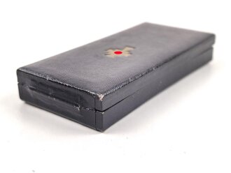 Etui zum Ehrenkreuz der Deutschen Mutter in gold, Hersteller Hans Grad Wien. Deckel vorne leicht verzogen