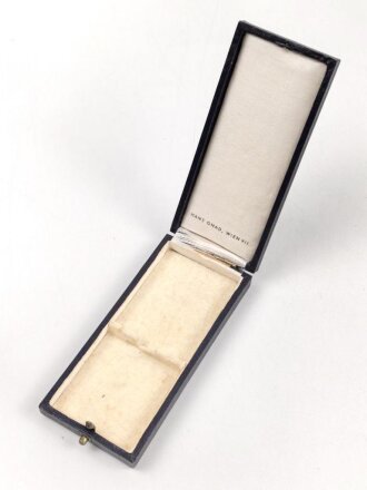 Etui zum Ehrenkreuz der Deutschen Mutter in gold, Hersteller Hans Grad Wien. Deckel vorne leicht verzogen
