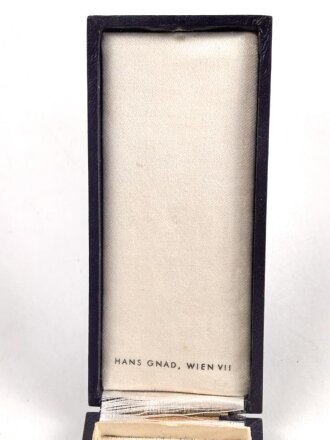 Etui zum Ehrenkreuz der Deutschen Mutter in gold, Hersteller Hans Grad Wien. Deckel vorne leicht verzogen