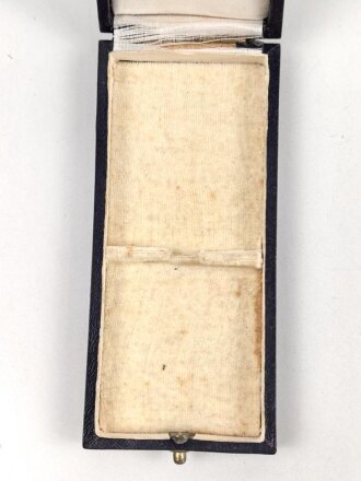 Etui zum Ehrenkreuz der Deutschen Mutter in gold, Hersteller Hans Grad Wien. Deckel vorne leicht verzogen