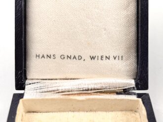 Etui zum Ehrenkreuz der Deutschen Mutter in gold, Hersteller Hans Grad Wien. Deckel vorne leicht verzogen