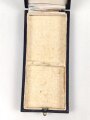 Etui zum Ehrenkreuz der Deutschen Mutter in gold, Hersteller Hans Grad Wien. Deckel vorne leicht verzogen