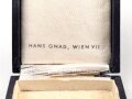 Etui zum Ehrenkreuz der Deutschen Mutter in gold, Hersteller Hans Grad Wien. Deckel vorne leicht verzogen
