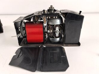 Feldfernsprecher 33 Wehrmacht, datiert 1942. Beim Handapparat ist das Hörergewinde defekt, hält aber. Ungereinigt, Funktion nicht geprüft