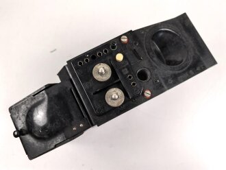 Feldfernsprecher 33 Wehrmacht, datiert 1942. Beim Handapparat ist das Hörergewinde defekt, hält aber. Ungereinigt, Funktion nicht geprüft