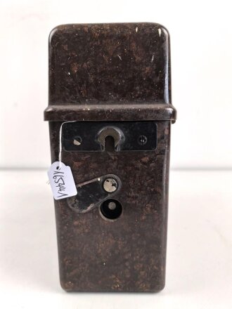 Feldfernsprecher 33 Wehrmacht, datiert 1942. Beim Handapparat ist das Hörergewinde defekt, hält aber. Ungereinigt, Funktion nicht geprüft