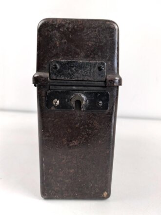 Feldfernsprecher 33 Wehrmacht, datiert 1942. Beim Handapparat ist das Hörergewinde defekt, hält aber. Ungereinigt, Funktion nicht geprüft