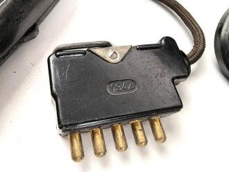 Feldfernsprecher 33 Wehrmacht, datiert 1942. Beim Handapparat ist das Hörergewinde defekt, hält aber. Ungereinigt, Funktion nicht geprüft