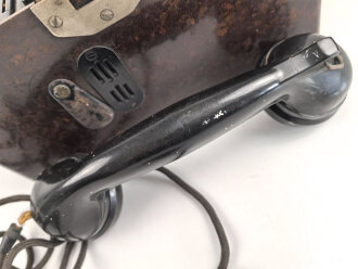 Feldfernsprecher 33 Wehrmacht, datiert 1942. Beim Handapparat ist das Hörergewinde defekt, hält aber. Ungereinigt, Funktion nicht geprüft
