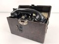 Feldfernsprecher 33 Wehrmacht, datiert 1942. Beim Handapparat ist das Hörergewinde defekt, hält aber. Ungereinigt, Funktion nicht geprüft