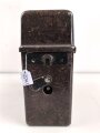 Feldfernsprecher 33 Wehrmacht, datiert 1942. Beim Handapparat ist das Hörergewinde defekt, hält aber. Ungereinigt, Funktion nicht geprüft