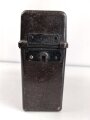 Feldfernsprecher 33 Wehrmacht, datiert 1942. Beim Handapparat ist das Hörergewinde defekt, hält aber. Ungereinigt, Funktion nicht geprüft